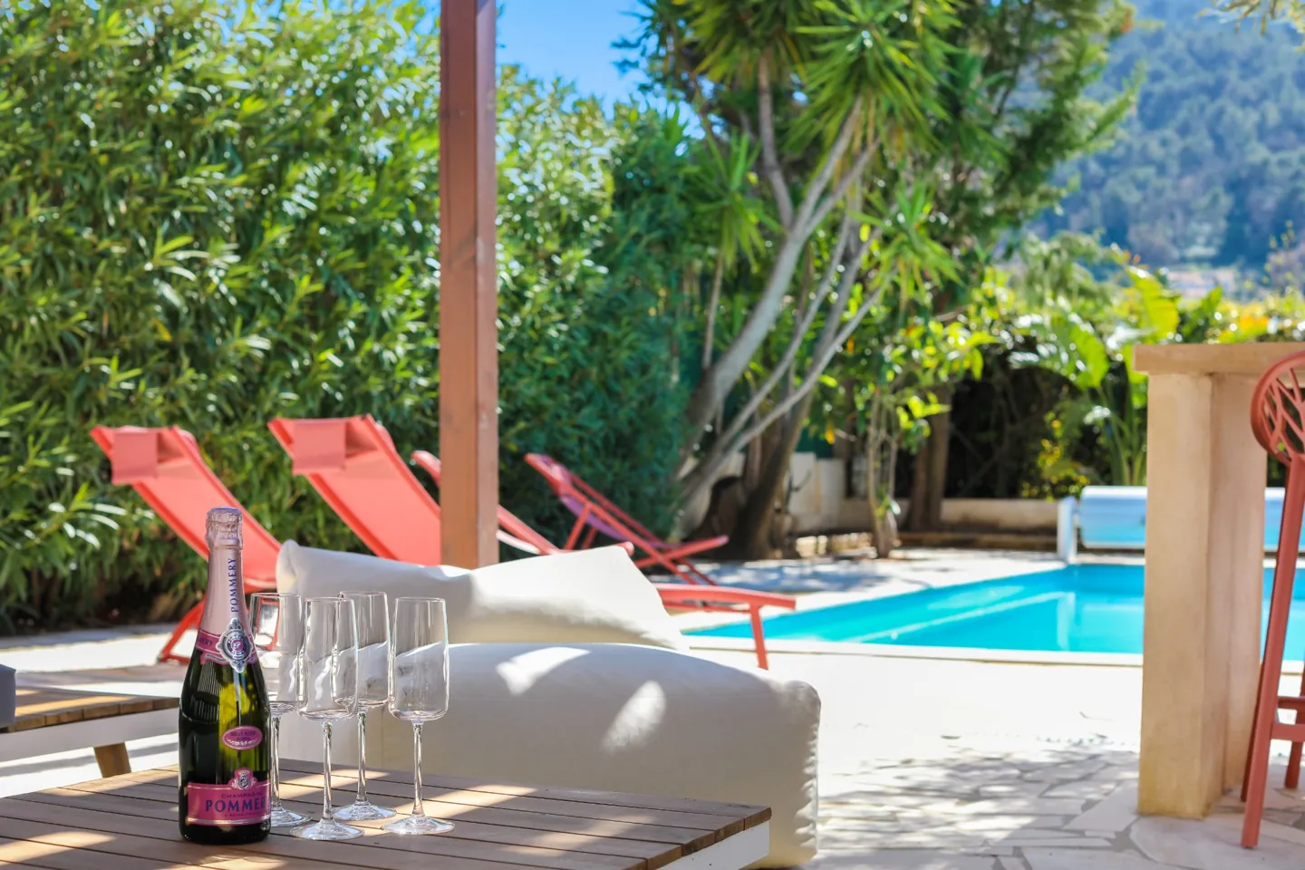 Terrasse ensoleillée et piscine d’un logement dans le Var