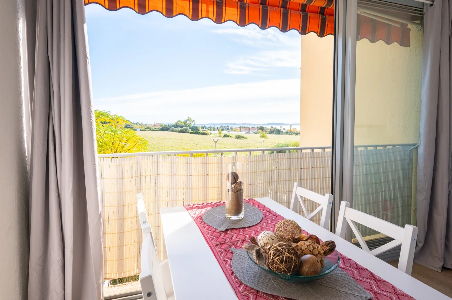 Balcon ensoleillé avec vue dégagée